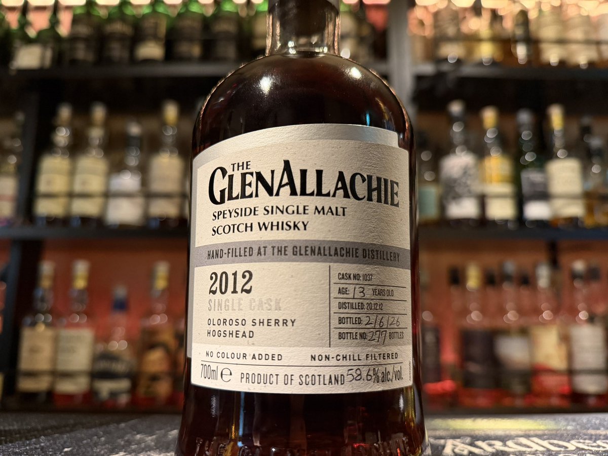 whiskyTEN's tweet photo. 「グレンアラヒー2012 13年 ハンドフィル」
スペイサイドにあるグレンアラヒー蒸留所にてハンドフィルを詰めてきました！
流石のがっつりシェリーボムな1本となっております！！
ラズベリーやレーズンのフルーツ、フルボディなタンニン、カフェモカやチョコレートにアラヒーのハウススタイルが重なった完成度の高いボトルです！！
やはり近年のグレンアラヒーに求めるシェリーを蒸留所は分かってますねぇ！
しかもアラヒーはハンドフィルも非常にコスパ良くて嬉しい！
こちらもめっちゃオススメですので是非！！
それでは本日もお待ちしております！