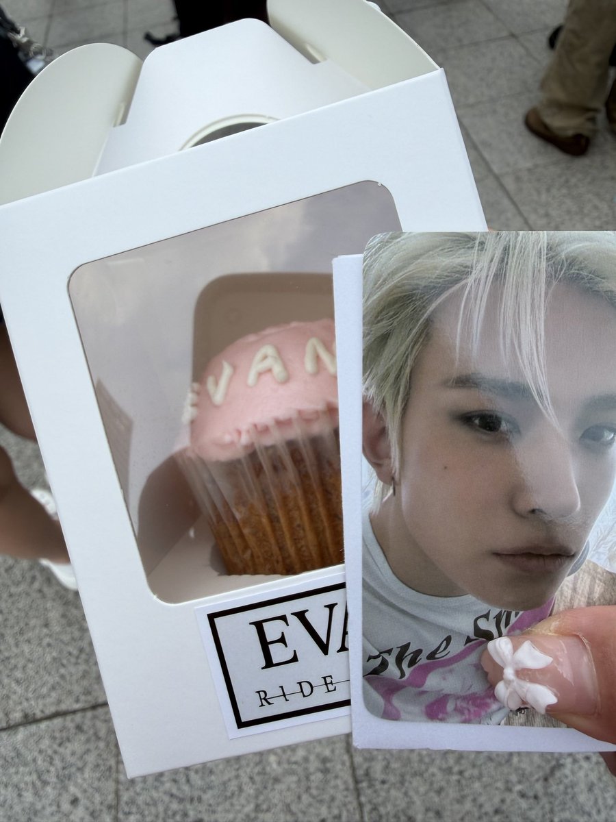 heeseungcokr's tweet photo. EVAN’s gift for EVER who attending broadcast "Ride or Die" on MCountdown 🧁🍒 SO CUTEEE

#EVAN #에반 #HEESEUNG #희승 https://t.co/Y5tAdrcztK