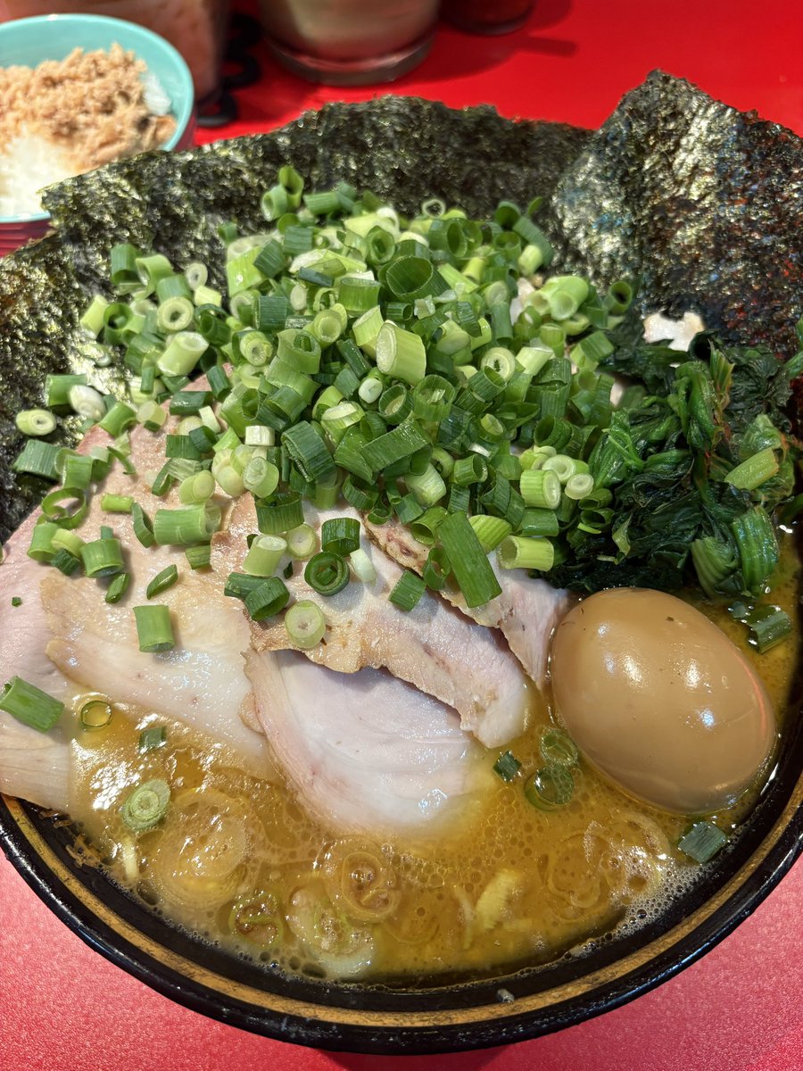 Peropecchan's tweet photo. ラーメン 厚木家

大盛チャーシュー+チャーシュー×2+チャーシューまぶし+のり+青菜+味玉

念願の初訪
合計いくらなんだいってくらいマシマシ
青菜じゃなくネギになってたかも？w
かなりハードル上げてたけどそれをしっかり上回るのが直系よ
ガツンとくるけど重くなくてずっと飲めちゃうのすごい
うまっ https://t.co/V9ue8K9xay