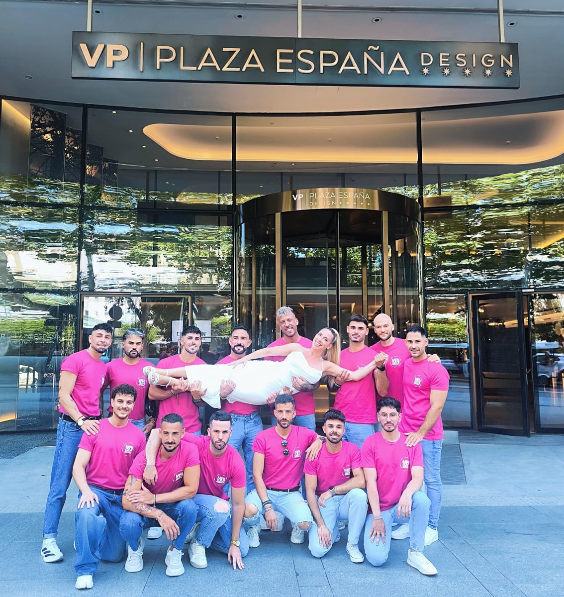 vanadiss_es's tweet photo. Ayer fue la rueda de prensa de Mr Gay España y estuvimos con @RoserMR que además de actuar será la presentadora de la pregala, os esperamos mañana a partir de las 20:00 horas en Plaza de España. https://t.co/PCaqb2SuUI