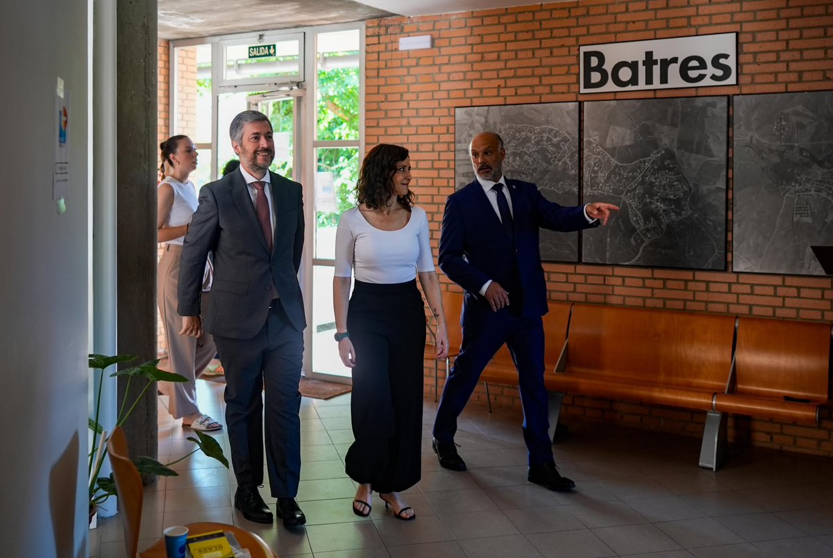 IdiazAyuso's tweet photo. Todos los pueblos de la Comunidad de Madrid, también los 61 de menos de 5.000 habitantes, tendrán cajero automático.

Ayer estrenamos el de Batres.

Este es el proyecto “Pueblos con Vida”. Los de Madrid son geniales. https://t.co/e3KpjYe2N0