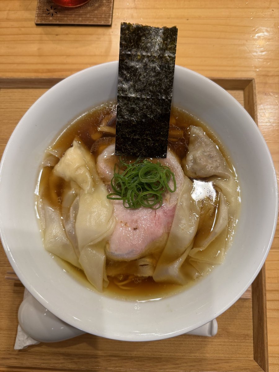 shjpd's tweet photo. 久々に当選で湯河原飯田商店さん🍜
つけ麺売り切れで残念でしたが、醤油ワンタンラーメンと塩ワンタンラーメン連食で大満足＆お腹いっぱい🈵 https://t.co/1YLP8pkZGd