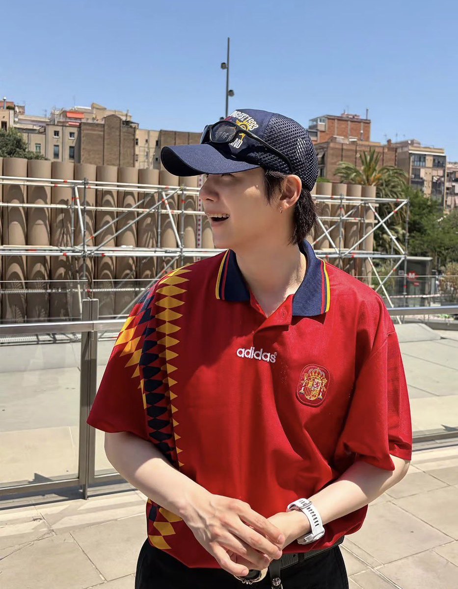 aanxn_'s tweet photo. CHICAS ES QUE YA NO HACE FALTA HACER EDITS, TENEMOS FOTO DE YOONGI CON UNA CAMISETA DE ESPAÑA https://t.co/IhMH6JGSCO