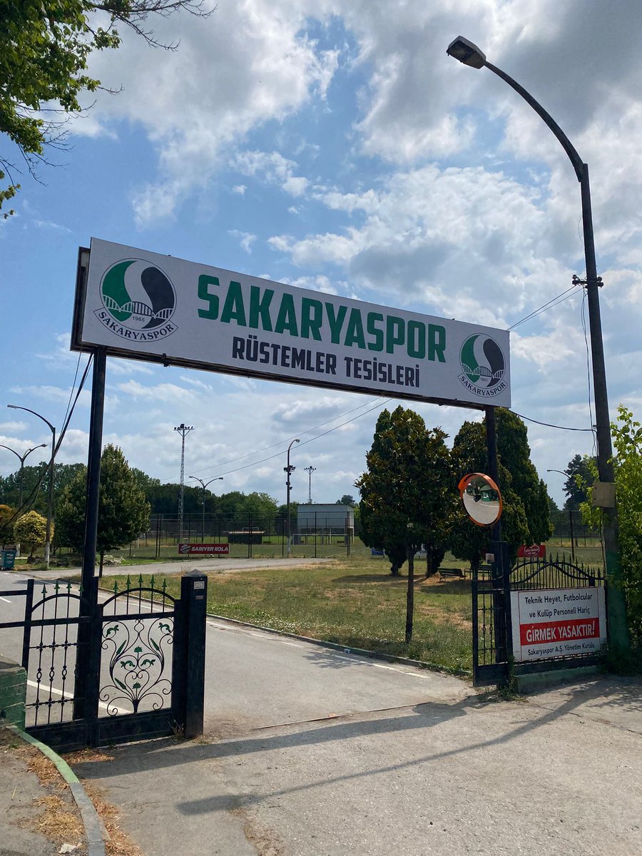 kirmizisaatcom's tweet photo. Son günlerde tartışma konusu olan Rüstemler Tesisleri tabelası yenilendi.

Yeni tabelayı yapan Ada Tuna Reklam'ın kulüpten hiçbir ücret almaksızın işi gönüllü olarak yaptığı öğrenildi.

@Sakaryaspor https://t.co/MH72mDstty