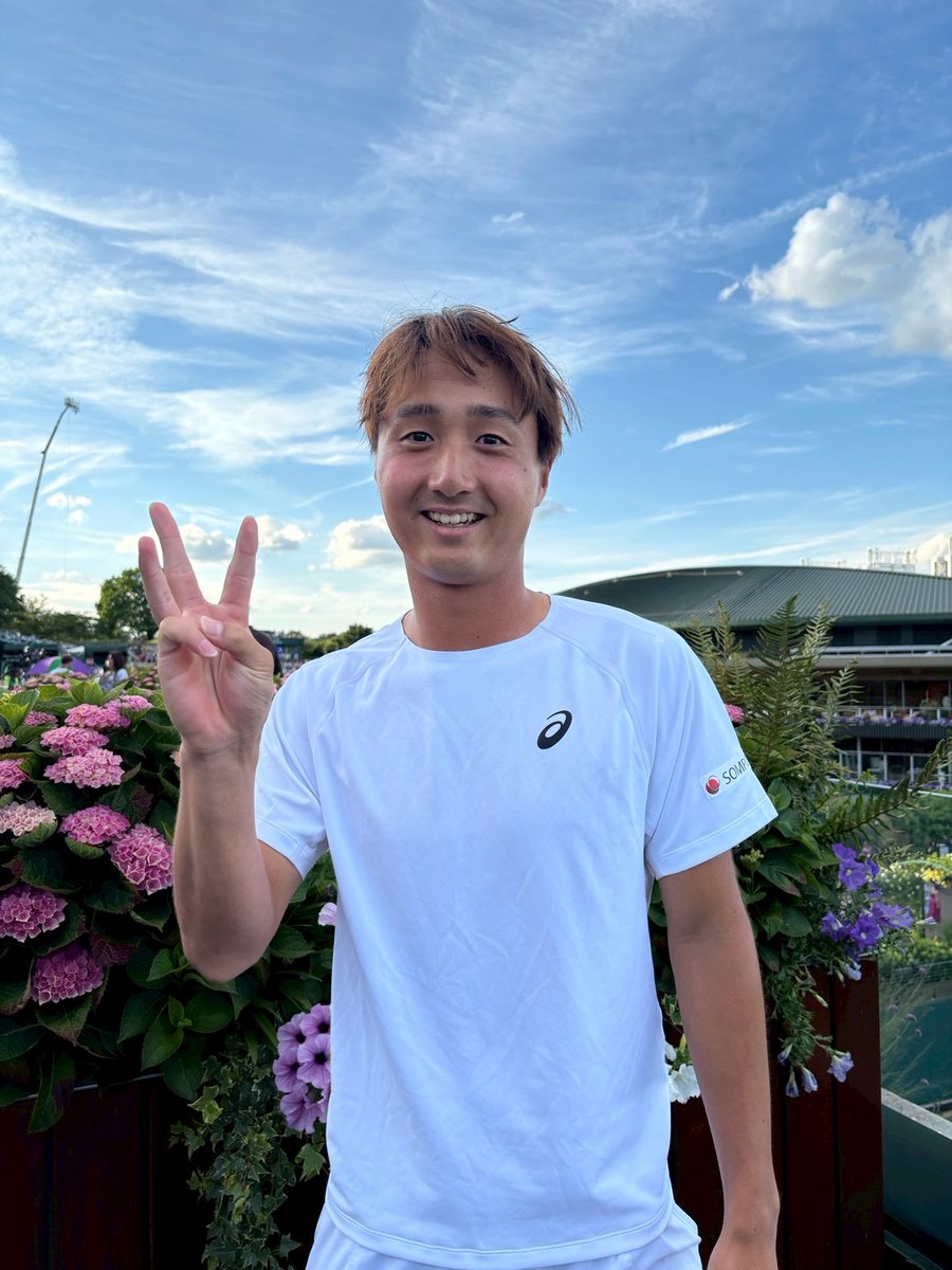 wowowtennis's tweet photo. 【ウィンブルドンテニス 現地より🇬🇧】

初のグランドスラム3回戦進出を決めた #望月慎太郎 選手！
勝利後の貴重な写真を皆さんに公開📸✨

#WOWOWでウィンブルドン #Wimbledon https://t.co/uvqfS1agu0