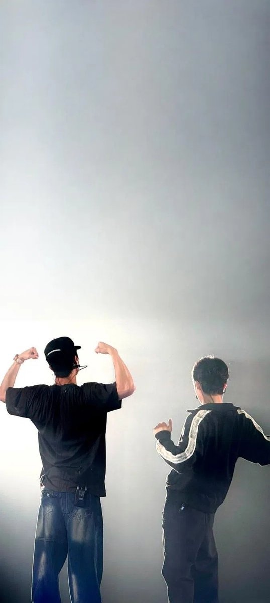 jungshasa's tweet photo. lockscreen size jnjm 🖤 https://t.co/ECspLHI1GW