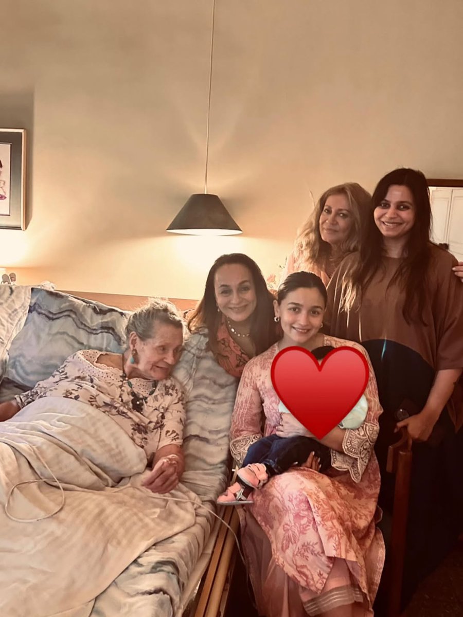 Aliasnation's tweet photo. Alia Bhatt's mother via her instagram 📸 https://t.co/5aallf7vDW
