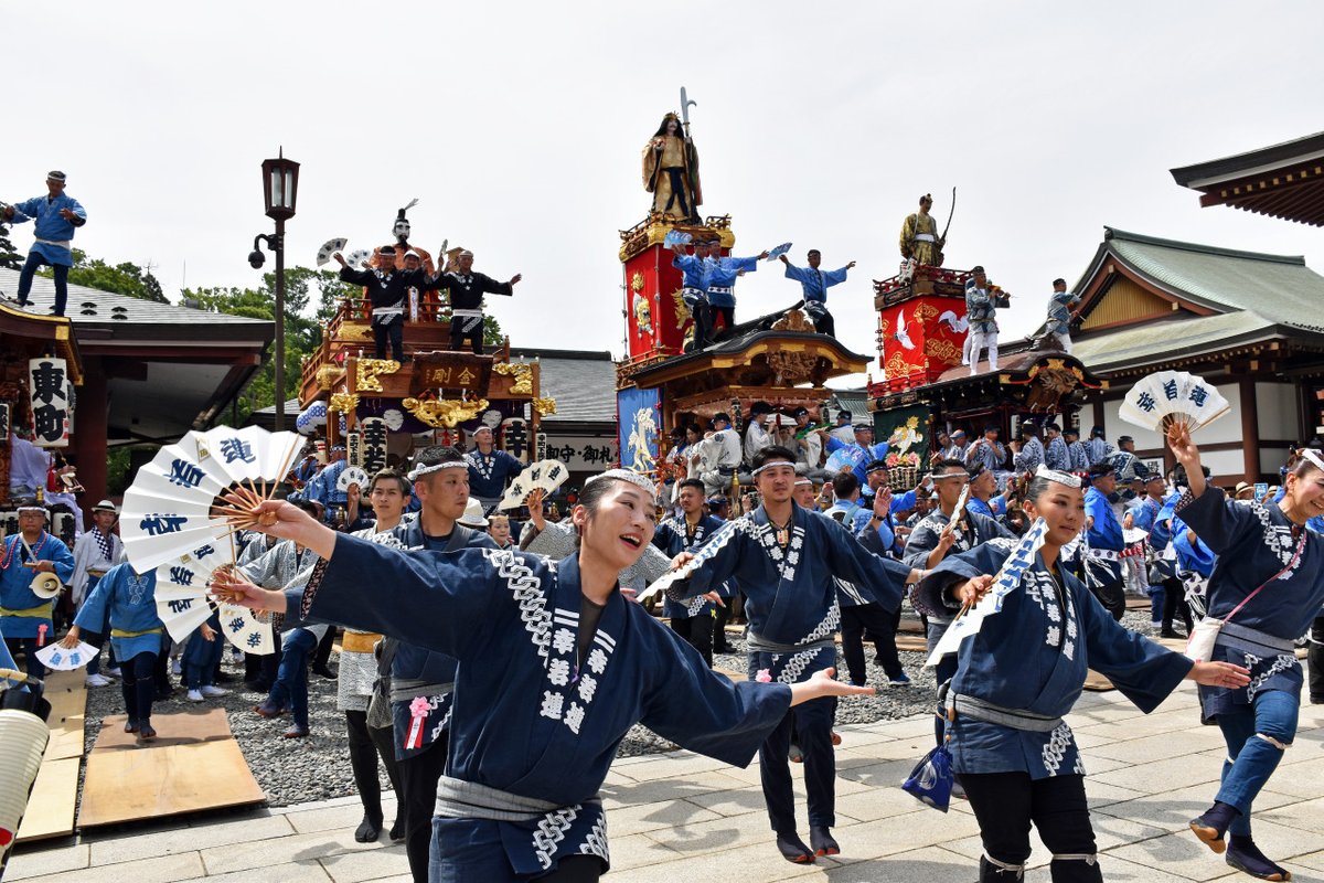 marugoto_chiba's tweet photo. 🏮【千葉県成田市】300年の伝統と熱気！✨成田祇園祭開催🔥詳細は👇️

成田の夏を代表する伝統行事「成田祇園祭」は、
毎年約45万人が訪れる伝統的な祭礼🏮✨

約300年の歴史を誇るこの祭りは、
五穀豊穣や人々の幸せ、願いごとの成就を祈ることを起源とした
「成田山祇園会（ぎおんえ）」と、
成田山周辺の町内が一体となり行われる成田最大級の夏祭り😲✨

期間中は、豪華絢爛な10台の山車・屋台と御輿が町を巡行し、
成田のまちは祭り一色に包まれます🎶✨

見どころはこちら👇

🏮御輿と山車・屋台が一堂に集結する迫力満点の「総踊り」
🔥表参道の急坂を山車・屋台が一斉に曳き上げられる勇壮な「総引き
🎵祭り囃子と踊りが響く熱気あふれる門前町
🌙夜にライトアップされた幻想的な山車
⛩️成田山新勝寺と歴史ある表参道散策

昼は勇壮に、夜は幻想的に。
時間帯によって異なる表情を見せるのも
成田祇園祭ならではの魅力です✨

歴史と熱気が交差する、
成田の夏の風物詩をぜひ体感してみてください🏮🌿

【成田祇園祭】
📅開催期間：2026年7月10日（金）～7月12日（日）
📍場所：成田山新勝寺・表参道周辺（千葉県成田市成田）
🚃アクセス：
JR成田線「成田駅」または京成本線「京成成田駅」周辺
💰観覧無料

▼詳しくはこちら（千葉県公式観光サイト「ちば観光ナビ」）
https://t.co/btyx1MMkoV

●特急「成田エクスプレス」成田駅臨時停車でアクセスがさらに便利に！
2026年7月11日（土）・12日（日）限定で、
東京・新宿・横浜方面など首都圏主要駅と成田空港駅を結ぶ
特急「成田エクスプレス15・17・28・30号」が成田駅に臨時停車します。🚆✨
🛤️乗り換えなしで都心から快適にアクセス！
※全車指定席となります。

▼詳しくはこちら（JREメディア）
https://t.co/cPqUV6o52S

＝＝＝＝＝＝＝＝＝＝＝＝＝＝＝＝＝＝＝＝＝
✨千葉の魅力を発信中👉️ @marugoto_chiba

千葉の観光情報をシェア中！
ファミリーのお出かけ、一人旅、デートスポットもお任せ♪
保存して旅プランに活用してね📌

写真はイメージです。
千葉の旅は「千葉 観光」で検索🔍

#千葉 #観光 #成田市 #成田祇園祭 #祭り