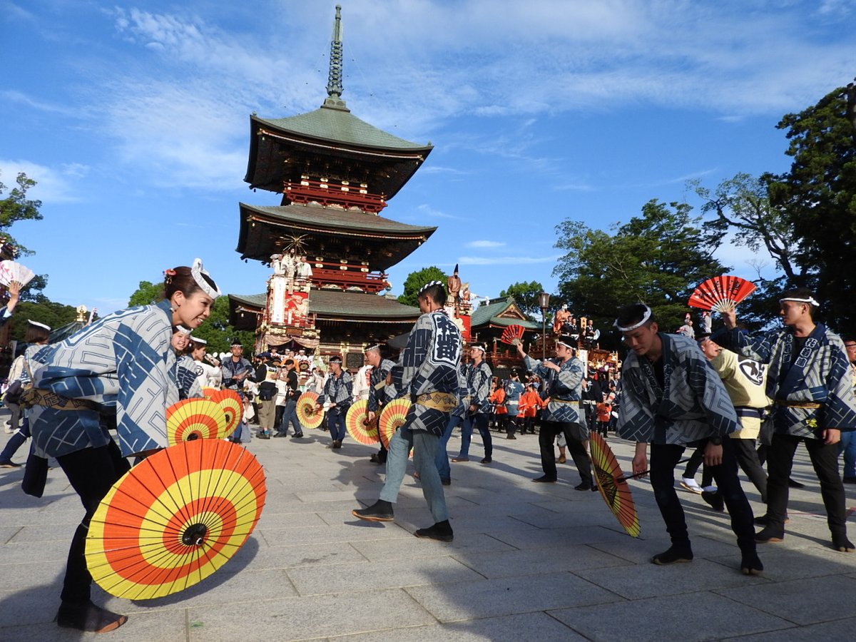 marugoto_chiba's tweet photo. 🏮【千葉県成田市】300年の伝統と熱気！✨成田祇園祭開催🔥詳細は👇️

成田の夏を代表する伝統行事「成田祇園祭」は、
毎年約45万人が訪れる伝統的な祭礼🏮✨

約300年の歴史を誇るこの祭りは、
五穀豊穣や人々の幸せ、願いごとの成就を祈ることを起源とした
「成田山祇園会（ぎおんえ）」と、
成田山周辺の町内が一体となり行われる成田最大級の夏祭り😲✨

期間中は、豪華絢爛な10台の山車・屋台と御輿が町を巡行し、
成田のまちは祭り一色に包まれます🎶✨

見どころはこちら👇

🏮御輿と山車・屋台が一堂に集結する迫力満点の「総踊り」
🔥表参道の急坂を山車・屋台が一斉に曳き上げられる勇壮な「総引き
🎵祭り囃子と踊りが響く熱気あふれる門前町
🌙夜にライトアップされた幻想的な山車
⛩️成田山新勝寺と歴史ある表参道散策

昼は勇壮に、夜は幻想的に。
時間帯によって異なる表情を見せるのも
成田祇園祭ならではの魅力です✨

歴史と熱気が交差する、
成田の夏の風物詩をぜひ体感してみてください🏮🌿

【成田祇園祭】
📅開催期間：2026年7月10日（金）～7月12日（日）
📍場所：成田山新勝寺・表参道周辺（千葉県成田市成田）
🚃アクセス：
JR成田線「成田駅」または京成本線「京成成田駅」周辺
💰観覧無料

▼詳しくはこちら（千葉県公式観光サイト「ちば観光ナビ」）
https://t.co/btyx1MMkoV

●特急「成田エクスプレス」成田駅臨時停車でアクセスがさらに便利に！
2026年7月11日（土）・12日（日）限定で、
東京・新宿・横浜方面など首都圏主要駅と成田空港駅を結ぶ
特急「成田エクスプレス15・17・28・30号」が成田駅に臨時停車します。🚆✨
🛤️乗り換えなしで都心から快適にアクセス！
※全車指定席となります。

▼詳しくはこちら（JREメディア）
https://t.co/cPqUV6o52S

＝＝＝＝＝＝＝＝＝＝＝＝＝＝＝＝＝＝＝＝＝
✨千葉の魅力を発信中👉️ @marugoto_chiba

千葉の観光情報をシェア中！
ファミリーのお出かけ、一人旅、デートスポットもお任せ♪
保存して旅プランに活用してね📌

写真はイメージです。
千葉の旅は「千葉 観光」で検索🔍

#千葉 #観光 #成田市 #成田祇園祭 #祭り