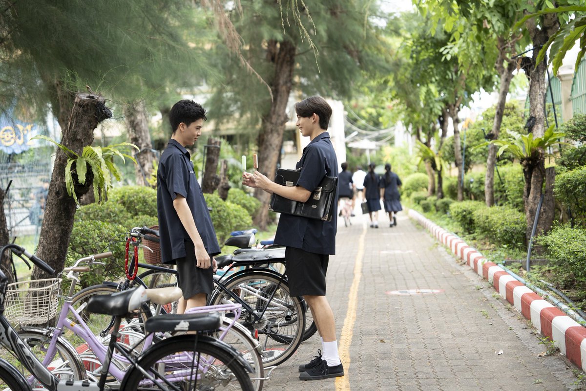 WhenOrangesFall's tweet photo. หวานกว่าไอติมก็ออกัสกับเติ้ลแล้วค้าบจังหวะนี้🍦✨

[PHOTO BEHIND THE SCENES]
#WhenOrangesFallEP8 🌳🍊
@justinmmoir @keatonnst https://t.co/a2dESy0wQ4