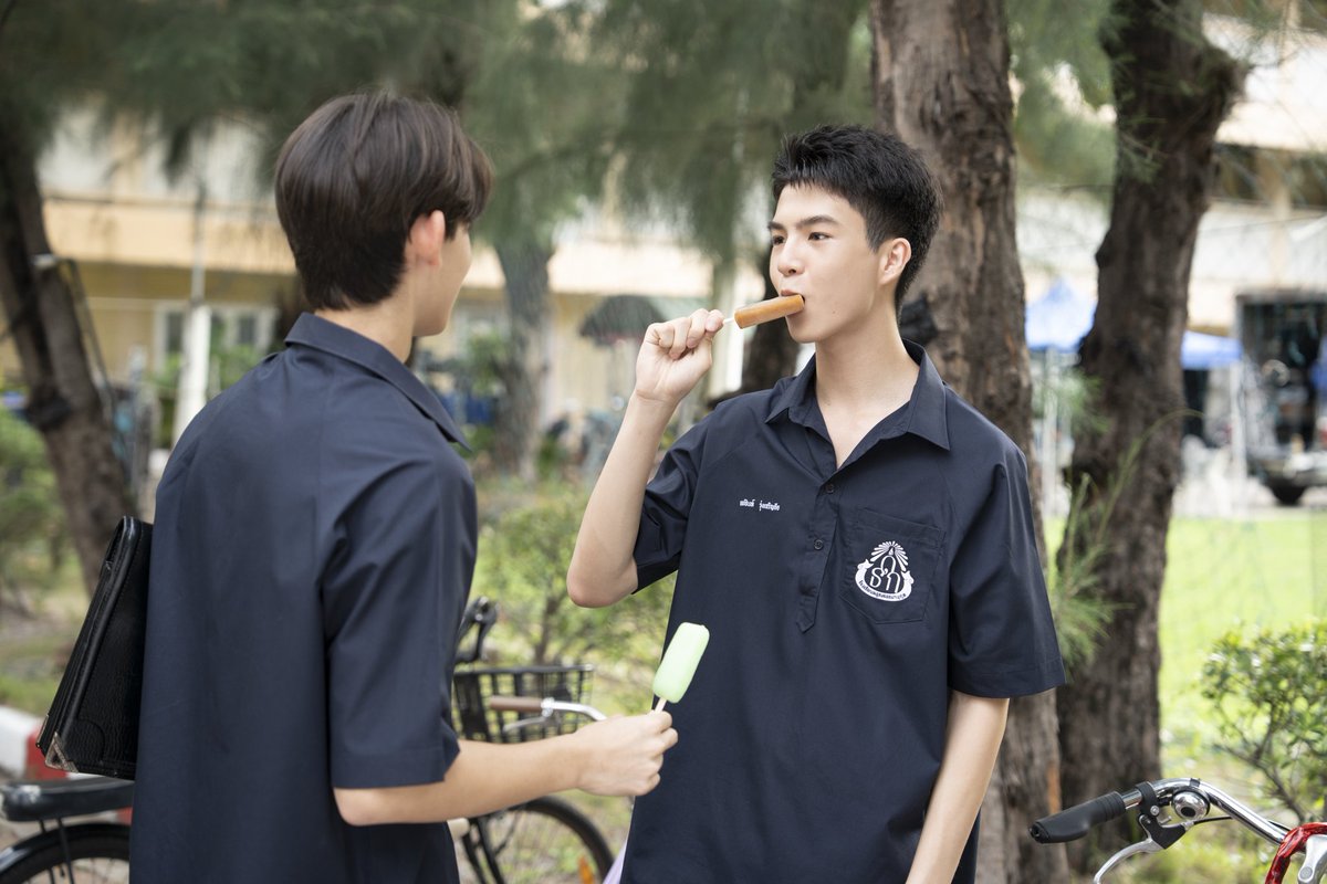 WhenOrangesFall's tweet photo. หวานกว่าไอติมก็ออกัสกับเติ้ลแล้วค้าบจังหวะนี้🍦✨

[PHOTO BEHIND THE SCENES]
#WhenOrangesFallEP8 🌳🍊
@justinmmoir @keatonnst https://t.co/a2dESy0wQ4
