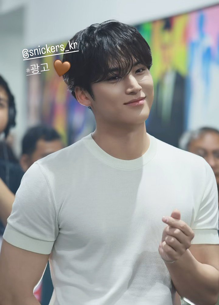 gyumawo_o's tweet photo. ganito pala ang glow ng cubao kay mingyu https://t.co/7RfrfnQB62
