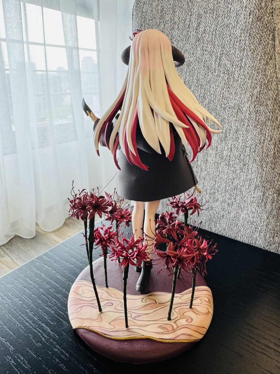xiaocloudsine's tweet photo. 拿著您隨身攜帶的符紙，於彼岸花叢唱著歌，這樣的身影化為實體，將繼續伴我走下去。
-
想選擇的動作、服裝、型態好多，最後選擇了想起閻鈴時會第一個想到的事物，唱歌。為什麼會拿著符紙我也不知道，單純想拿點什麼所以選擇了也覺得是閻鈴一大特色的符紙。
白髮紅眼大長腿美女，唉喜歡。

#閻鈴看這邊 https://t.co/4R5cuajbxl