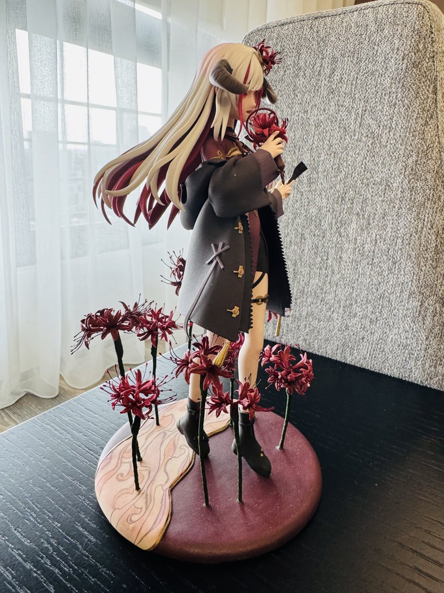 xiaocloudsine's tweet photo. 拿著您隨身攜帶的符紙，於彼岸花叢唱著歌，這樣的身影化為實體，將繼續伴我走下去。
-
想選擇的動作、服裝、型態好多，最後選擇了想起閻鈴時會第一個想到的事物，唱歌。為什麼會拿著符紙我也不知道，單純想拿點什麼所以選擇了也覺得是閻鈴一大特色的符紙。
白髮紅眼大長腿美女，唉喜歡。

#閻鈴看這邊 https://t.co/4R5cuajbxl