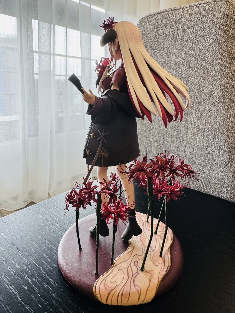 xiaocloudsine's tweet photo. 拿著您隨身攜帶的符紙，於彼岸花叢唱著歌，這樣的身影化為實體，將繼續伴我走下去。
-
想選擇的動作、服裝、型態好多，最後選擇了想起閻鈴時會第一個想到的事物，唱歌。為什麼會拿著符紙我也不知道，單純想拿點什麼所以選擇了也覺得是閻鈴一大特色的符紙。
白髮紅眼大長腿美女，唉喜歡。

#閻鈴看這邊 https://t.co/4R5cuajbxl