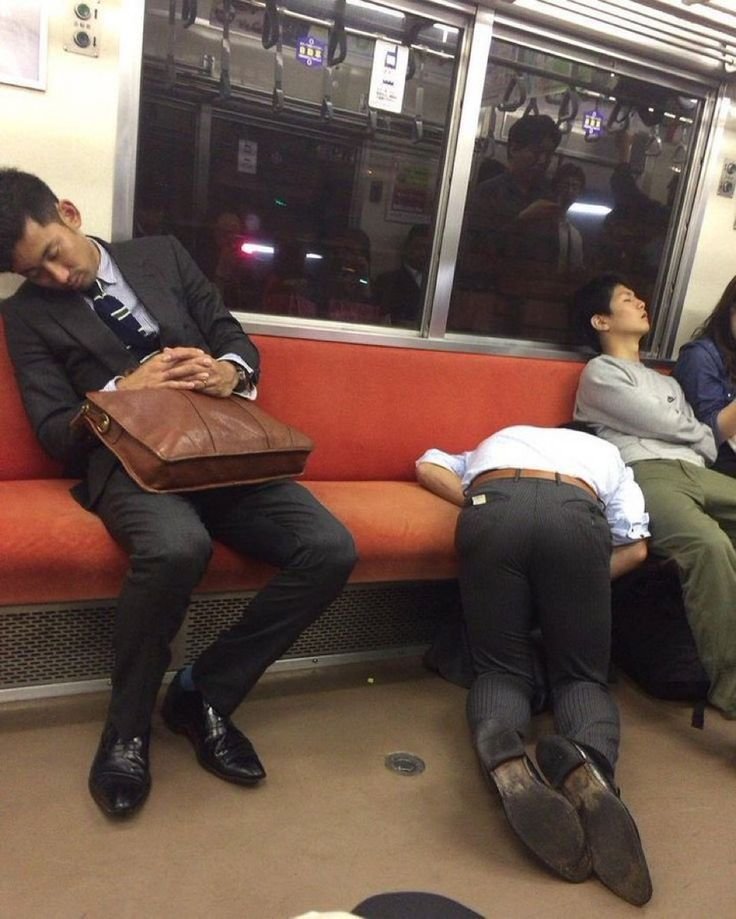 putra_ejiro's tweet photo. ネットの動画クリップや写真のなかで、お仕事やビジネスの帰りに電車や街中で深く眠り込んでいる人たちの姿をよく見かけます。

これは単なる居眠りではなく、毎日全力で社会を支え、限界まで働き抜いた人たちの「誇り高き休息」のようにも見えて本当にリスペクトの気持ちが湧いてきます。それと同時に、これほど無防備にカバンを置いたまま眠れる日本の治安の良さは驚異的です。

この光景を見るたびに、日本の文化や生活についていくつかの疑問が湧いてきて気になっています。

仕事帰りの電車で誰かが爆睡しているのは、日本では毎日のごく普通の光景なのでしょうか。皆さんそれほど毎日疲れ切っているのですか。このように外で眠ってしまったとき、本当に財布やカバンが盗まれることはないのでしょうか。

これほど仕事で限界を迎える日常は、家族との時間や趣味など、人生の他の大切な部分に影響を与えてしまわないのでしょうか。もし車通勤の人だとしたら、これほど疲れた状態でどうやって無事に家まで運転して帰るのかも心配になってしまいます。

皆さんのリアルな感じ方や、実際に爆睡してしまった経験をぜひリプ欄で教えてください。