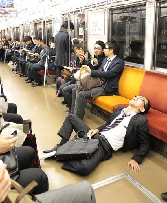 putra_ejiro's tweet photo. ネットの動画クリップや写真のなかで、お仕事やビジネスの帰りに電車や街中で深く眠り込んでいる人たちの姿をよく見かけます。

これは単なる居眠りではなく、毎日全力で社会を支え、限界まで働き抜いた人たちの「誇り高き休息」のようにも見えて本当にリスペクトの気持ちが湧いてきます。それと同時に、これほど無防備にカバンを置いたまま眠れる日本の治安の良さは驚異的です。

この光景を見るたびに、日本の文化や生活についていくつかの疑問が湧いてきて気になっています。

仕事帰りの電車で誰かが爆睡しているのは、日本では毎日のごく普通の光景なのでしょうか。皆さんそれほど毎日疲れ切っているのですか。このように外で眠ってしまったとき、本当に財布やカバンが盗まれることはないのでしょうか。

これほど仕事で限界を迎える日常は、家族との時間や趣味など、人生の他の大切な部分に影響を与えてしまわないのでしょうか。もし車通勤の人だとしたら、これほど疲れた状態でどうやって無事に家まで運転して帰るのかも心配になってしまいます。

皆さんのリアルな感じ方や、実際に爆睡してしまった経験をぜひリプ欄で教えてください。