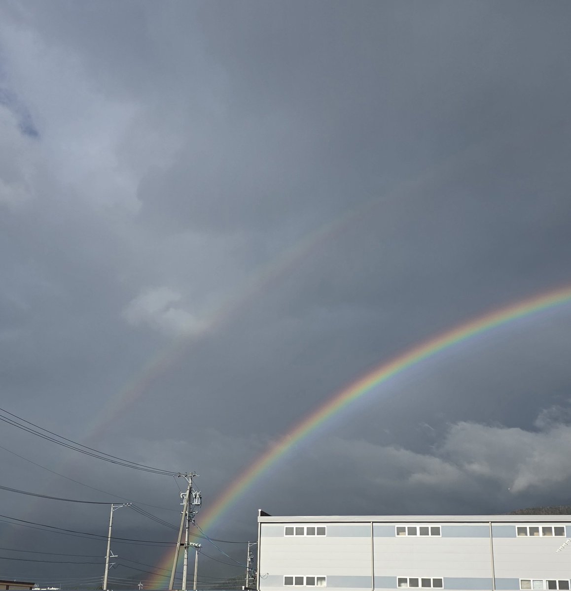 IPU21300314's tweet photo. うわ～
雨降ってきた～と
思ったら🌦️
ダブルレインボー✨🌈🌈✨ https://t.co/ojLrH3DGpT