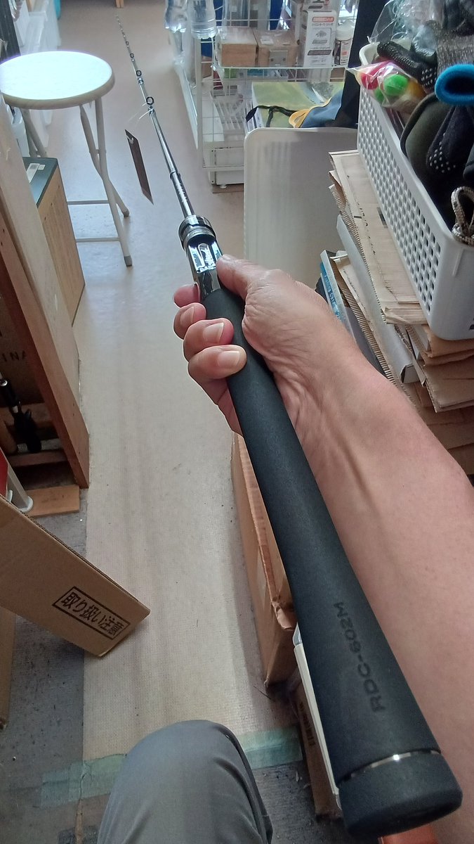 sago335's tweet photo. 店閉めました。

晴れてきた…ありゃ？また曇った…と、空をぼんやり眺めてると西濃さん。

昨日の配達予定を、一日遅らせてもらって手間掛けました。

それにしても…メジャクラさん直便で届くとは驚いただな？で早速検品など。

ん？…むむむ…結構張った感じでMLとMの差が…使わんと判らんタイプ？ https://t.co/3DMNdw6SFA