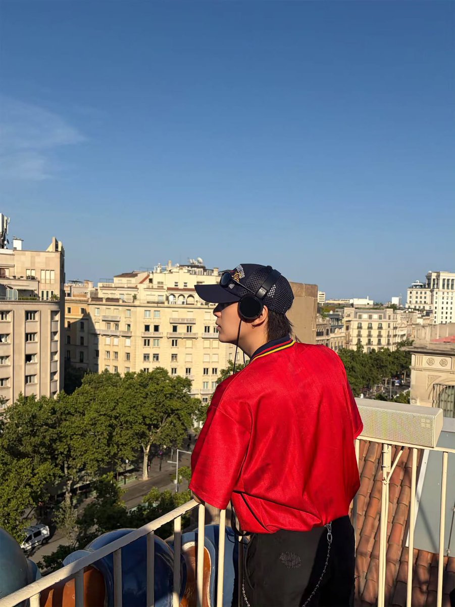 ImarD3163's tweet photo. I can't believe this—is this really Yoongi? 😭 It feels like a guy sending a photo to his girlfriend, he's starting to act romantic.😭💜 https://t.co/6RAsQ7LCLE