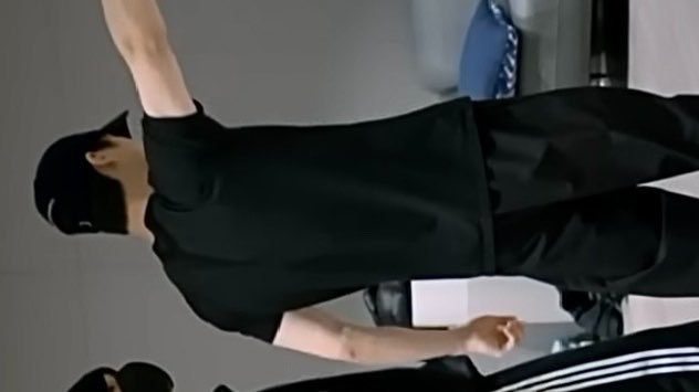 aijiyw's tweet photo. the most attractive back and it’s just jeno in dark plain tshirts 🫠 >>> https://t.co/3bETbDSJ8h