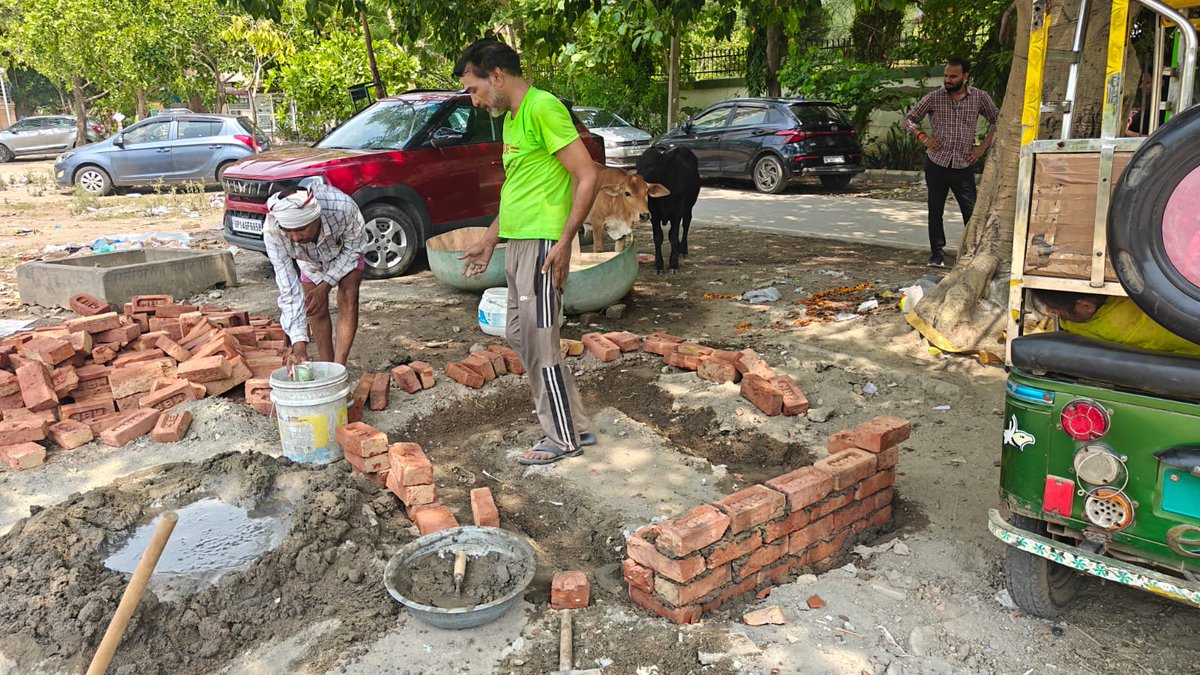 Nature_Monks's tweet photo. Doing Our Bit: Supporting Stray Animals This Summer. 
 🐾☀️
​ 
​#Naturemonksfoundation #AnimalWelfare #CommunitySupport #Volunteering #BeatTheHeat #SummerCare #EveryLifeMatters
#extendedsupport 
#gauseva https://t.co/BpttPNfc1T