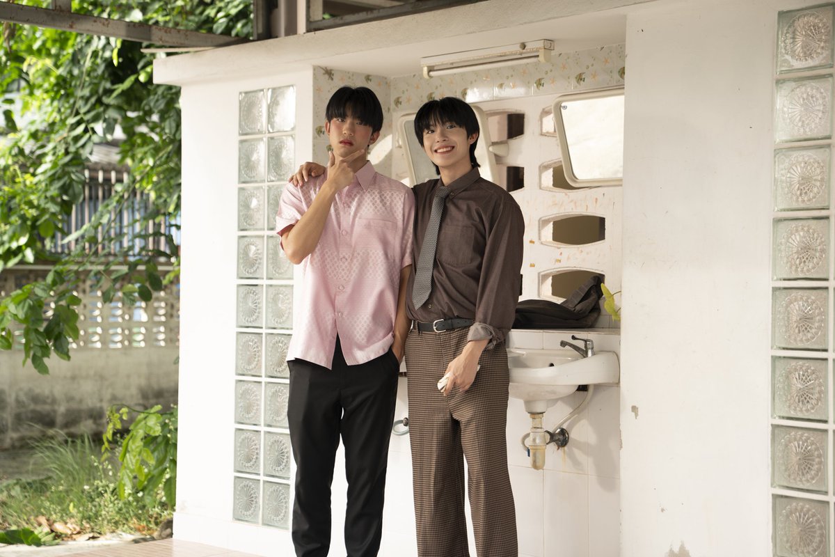 WhenOrangesFall's tweet photo. พี่ถามแค่นี้ว่าพี่เท่หรือไม่😎

[PHOTO BEHIND THE SCENES]
#WhenOrangesFallEP8 🌳🍊
@Kktken_Lim @tananloh_ https://t.co/Ovhz7RnwiP