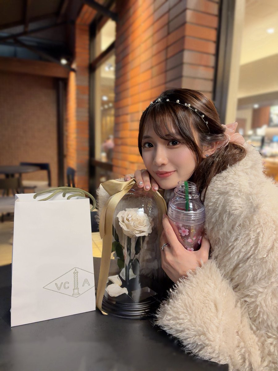 mijeupoke's tweet photo. 引っ越して白くてふわふわのニャンも仲間入りしたしﾊｯﾋﾟｰ人生🤍🌹🐱 https://t.co/Djqw0xuScH