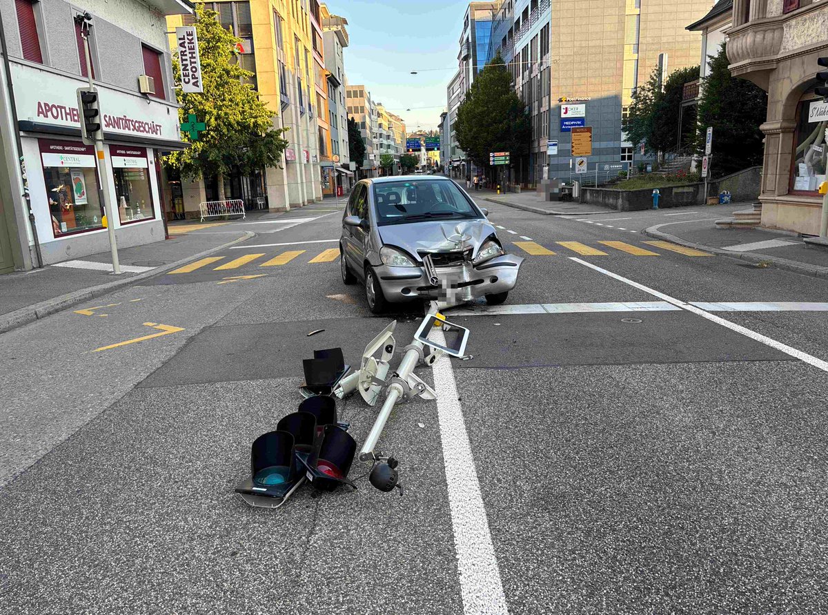 KapoSolothurn's tweet photo. #Olten: Auto prallt bei Selbstunfall in Lichtsignalanlage – niemand verletzt
https://t.co/eGZSbX1xEC https://t.co/NfhltIkLk5