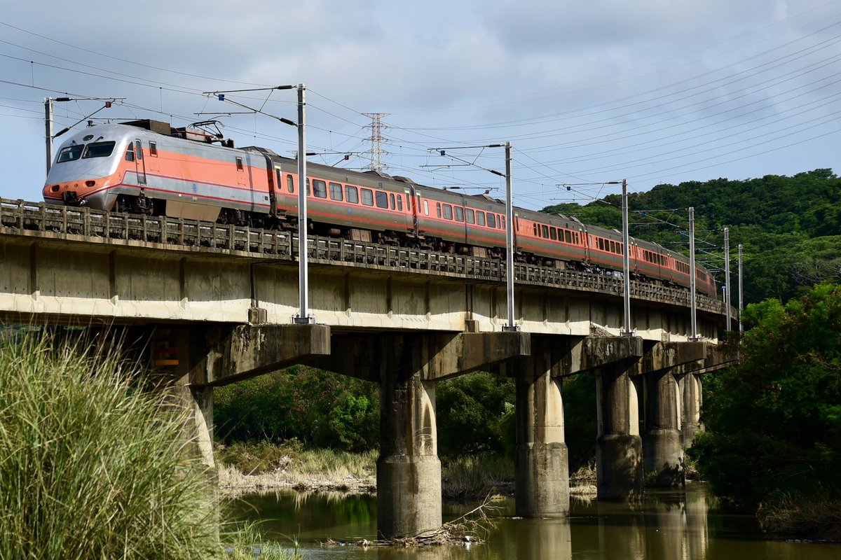 12Lcc2004's tweet photo. 2026.07.01 鳳山溪 105次自強 E1000代走
#鉄道 #PP自強号 https://t.co/CbXPj6dFQD