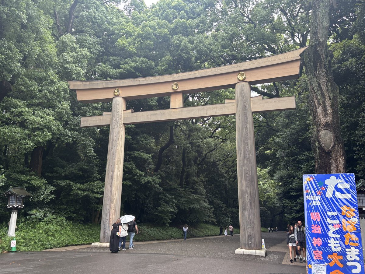 norawann's tweet photo. 会員特権で物販が早く買えたので開演まで明治神宮行ってきた。
夕方��し入れないかと思ったら正月みたいに人いるし、全然入れた😅海外からの観光で来てる人が圧倒的に多いね〜 https://t.co/USTr8ZASxz