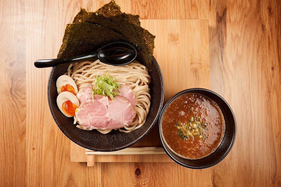 ramen1mon's tweet photo. 皆様のご来店お待ちしております🍜

✔特製魚介つけ麺
つけだれと自家製豚骨を独自に調合し
数種類のスパイス、調味料を混ぜ合わせた魚介の旨味が凝縮した一品。

営業時間：18:00〜5:00（L.O.4:30）
駐車場：8台
住所：沖縄県浦添市屋富祖2-24-11

#沖縄県 #浦添市 #屋富祖 #壱門 #ラーメン屋 https://t.co/t8BlWZKktq