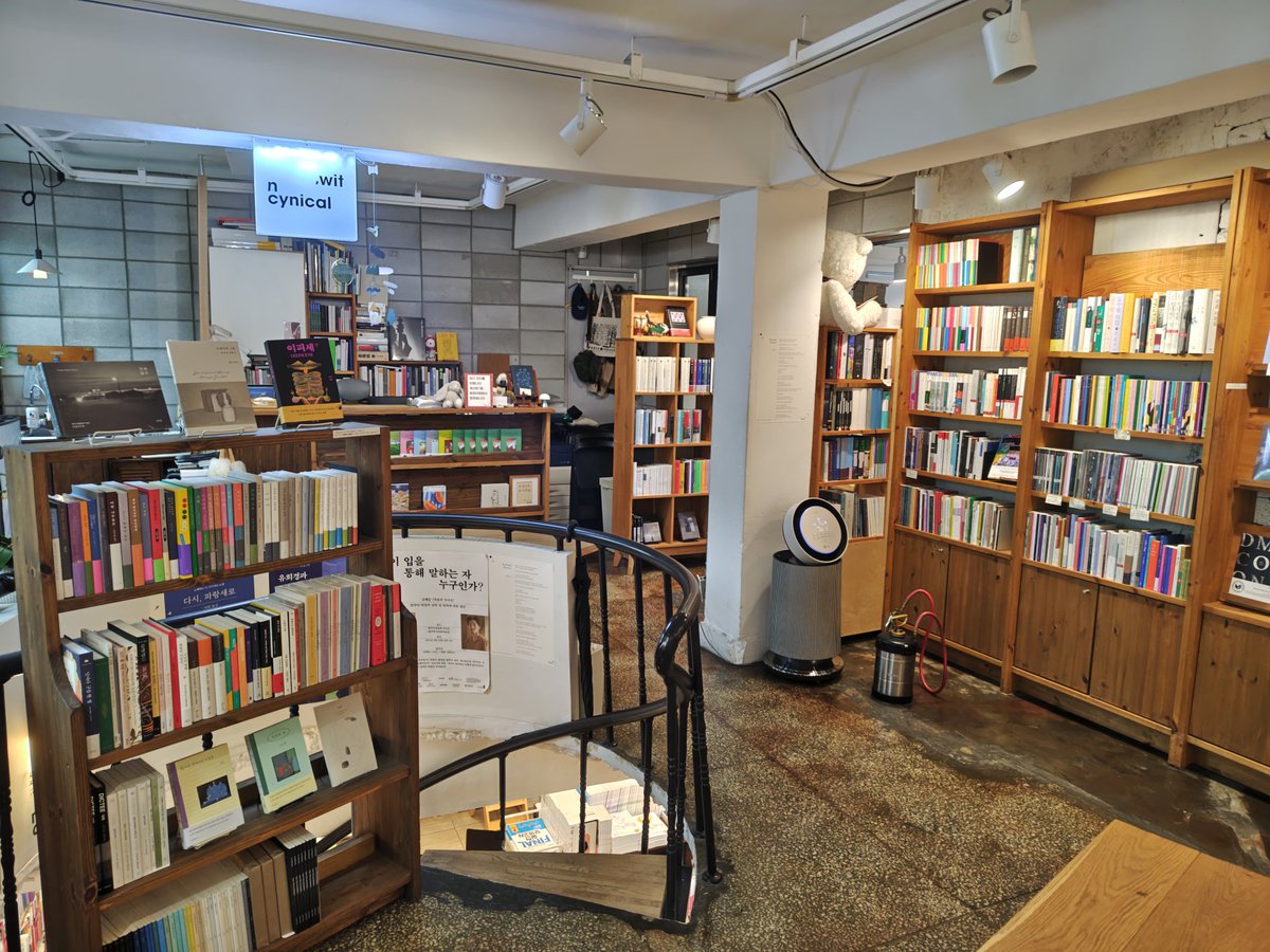 ShitoroK's tweet photo. 韓国語の本もたくさん買えて楽しかった👏👏
絵本とか詩集！
いま一冊をchatgptと二人三脚で少しずつ読んでる最中で、難しいけどめちゃくちゃ楽しいです。解釈が難しいけど読み応えがある！

帰りの仁川空港の本屋さんでヘイルメアリーのペーパーバック見つけてテンションブチ上がって買っちゃった笑 https://t.co/JstUkcvhAc