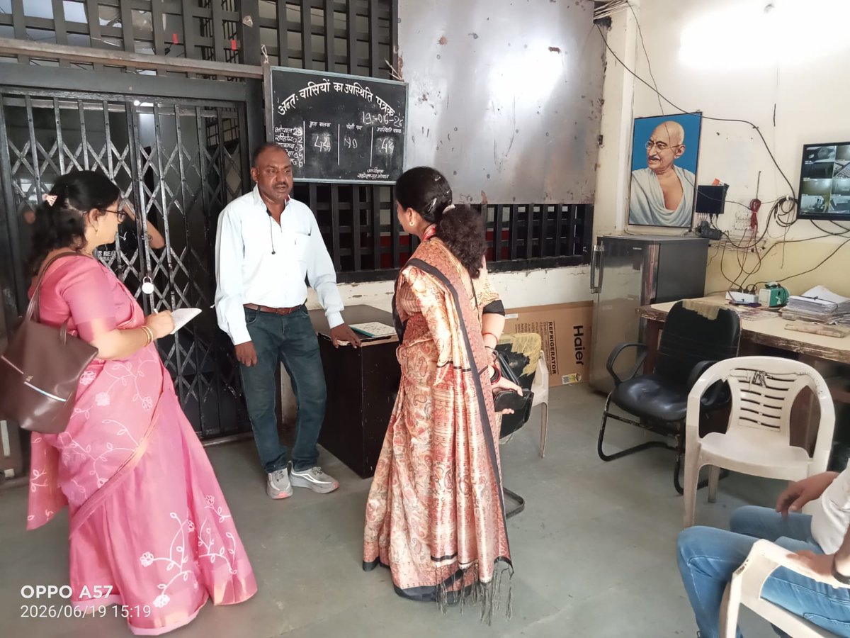 mpbalaayog's tweet photo. आयोग की मा0 सदस्या श्रीमती अर्चना गुप्ता द्वारा बाल संप्रेषण गृह, भोपाल का निरीक्षण किया गया, जिसमें उपस्थित बच्चों को उनके अधिकारों एवं आत्मनिर्भर बनने हेतु कौशल विकास योजनाओं की जानकारी दी गई। साथ ही शिक्षा जीवन में कितनी आवश्यक है, इस विषय पर बच्चों से चर्चा की गई। https://t.co/VhLQn6xN1E