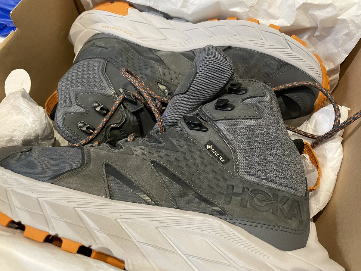 _oiden_'s tweet photo. 明日から尾瀬トレッキング予定なのに前日に妻の防��シューズを購入

ホカのアナカパMID GTX
ゼビオにて59%off山積みで売られてた https://t.co/krgbRrvMqD