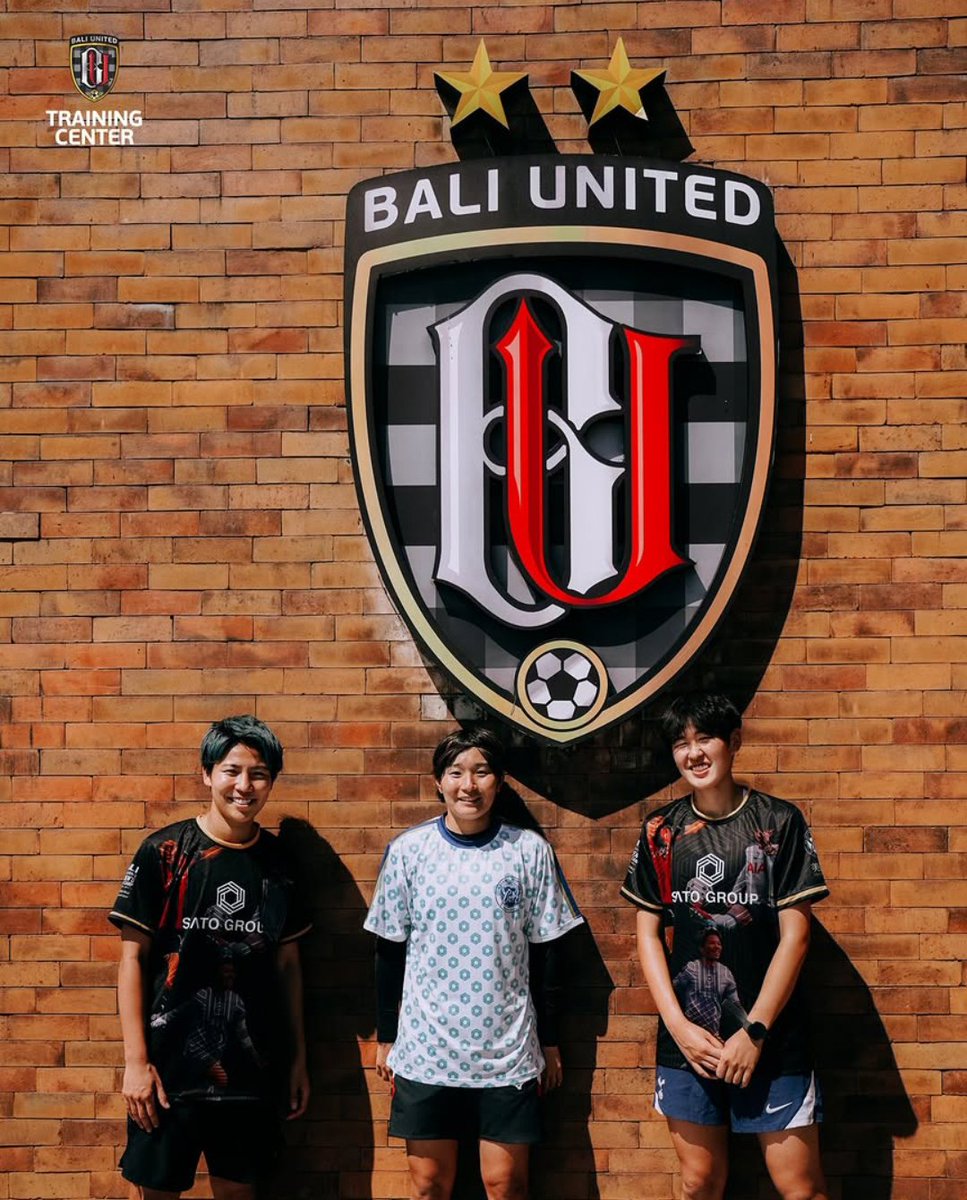Bali_Football's tweet photo. 3 penggawa timnas sepakbola wanita Jepang :

Tōko Koga (CB/20/🇯🇵) 
Remina Chiba (CF/27/🇯🇵) 
Kiko Seike (CM/29/🇯🇵) 

Sedang liburan di Bali, ketiga pemain menjajal lapangan Bali United Training Center untuk jaga kondisi dan kebugaran di tengah liburannya di Bali. 

Sebelumnya ada pemain Real Madrid Dean Huijsen yang memakai fasilitas latihan elite Bali United ini untuk jaga kondisi di tengah masa liburannya di Bali.