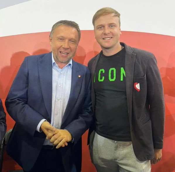 CDzwoni's tweet photo. Kłodzko, Szpital Południowy, awantura w taksówce - bez znaczenia. Każdy z działaczy KO umoczonych w kryminał czy inne afery ma zdjęcie z tym uśmiechniętym brodaczem. 
O co tu chodzi? https://t.co/TFOLKTbzeE