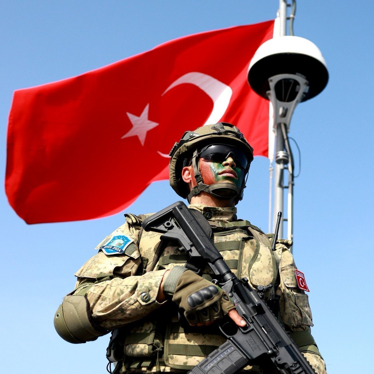 bosunatiklama's tweet photo. Milli Savunma Bakanlığı, haftalık basın toplantısını bugün Ay Yıldız Karargahı'nda düzenleyecek.

• Karargahta NATO Zirvesi öncesi savunma bakanları için bir resepsiyon da verilecek.
• Ay Yıldız Karargahı, 'Türkiye'nin Pentagon'u' olarak da nitelendiriliyor.
• Yaklaşık 12,6 milyon metrekarelik arazi üzerine kurulu.
• Milli Savunma Bakanlığı, Genelkurmay Başkanlığı, Kara, Deniz ve Hava Kuvvetleri Komutanlıkları aynı yerleşkede faaliyet gösterecek.
• Yaklaşık 15 bin personel kapasitesi bulunuyor.
• Karargahın ortasındaki hilal ve yıldız kıbleye bakacak şekilde inşa edildi.