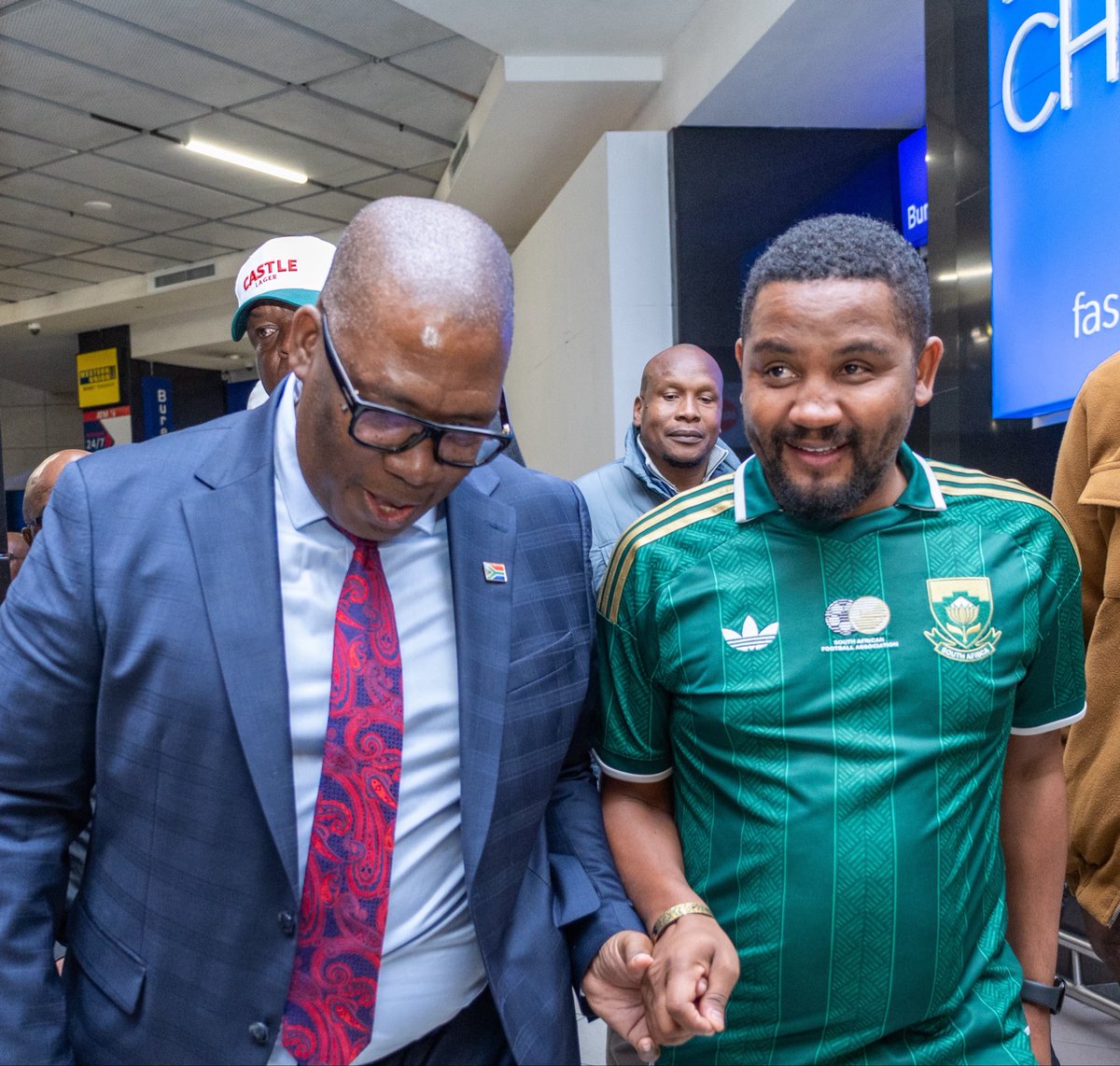 EFFGautengProv's tweet photo. 🚨In Pictures🚨

Commissar @DungaLeko formed part of government officials welcoming the @BafanaBafana from America after a historical FIFA World Cup stint. https://t.co/NaN1Jqkdy2