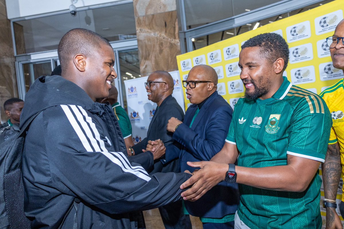 EFFGautengProv's tweet photo. 🚨In Pictures🚨

Commissar @DungaLeko formed part of government officials welcoming the @BafanaBafana from America after a historical FIFA World Cup stint. https://t.co/NaN1Jqkdy2