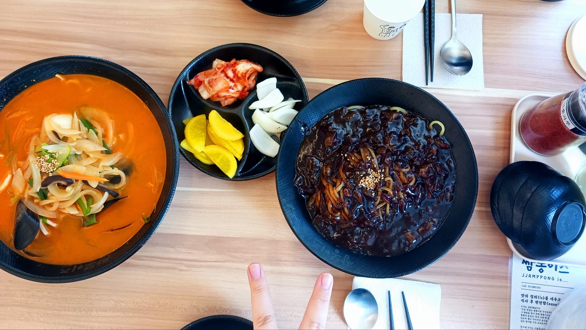 pena0613's tweet photo. 친구와 공부하다가 저녁 먹음!! 어제 도시락 싸줬다고 오늘 밥 얻어 먹음ㅎㅎ https://t.co/2Mo3Vpkxy7