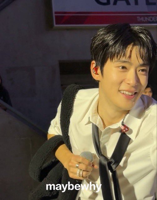 everydaymeejae's tweet photo. ตลก ที่มีคนบอกใช้ไอโฟนถ่ายแจฮยอนในคอนแล้วแสงมันติดเหลืองเลยมีคนบอกเพราะแจฮยอนเป็นปอมปอมปุริน 555555555555555555555คนที่หล่อขนาดนี้เป็นปอมปุรินนะครับบบ https://t.co/PnLqHKFyCC