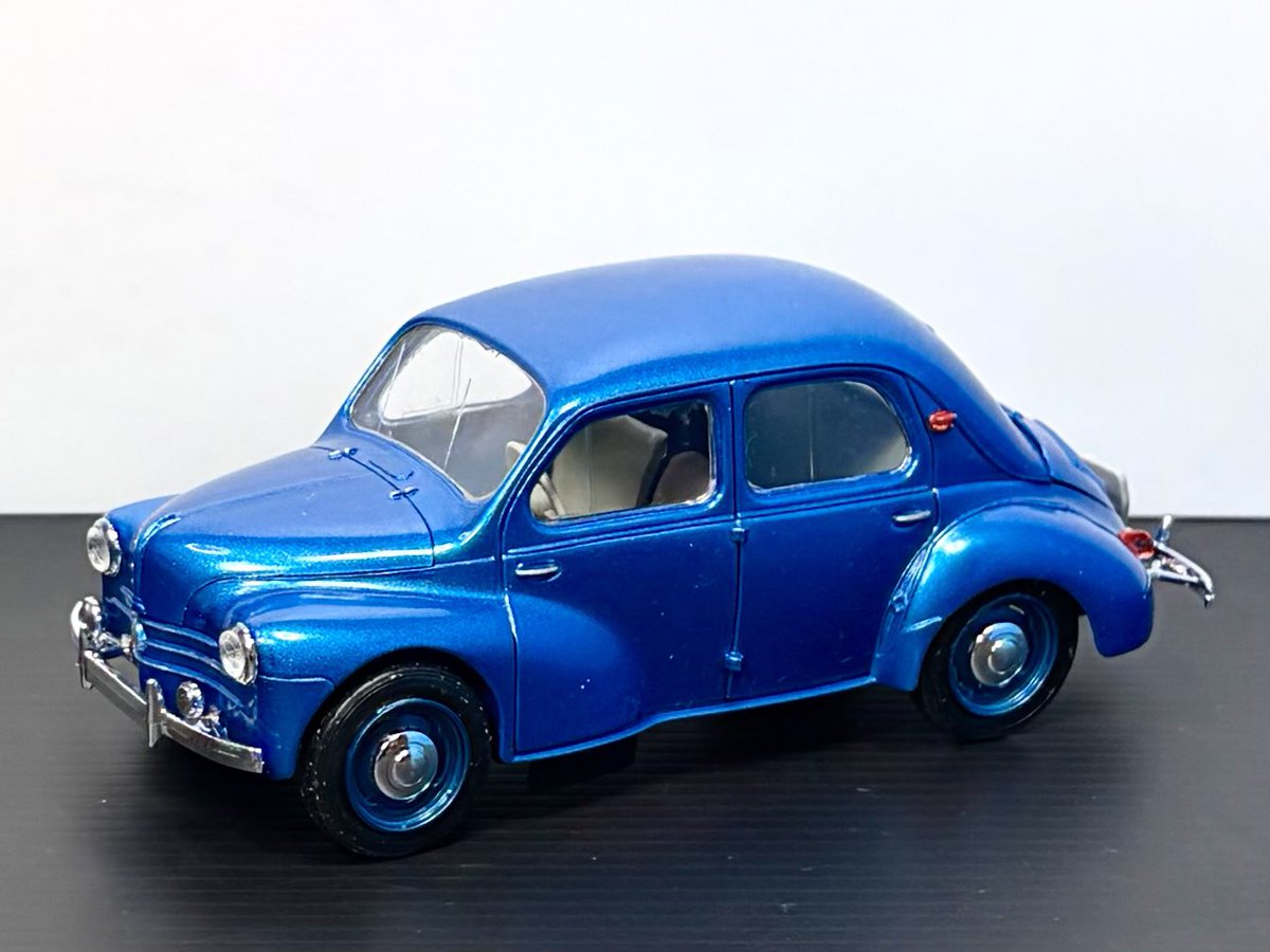 qgmtko's tweet photo. No.286、ルノー4CV。この車、日野がライセンス生産してたとの事。ビートルの影響はあるにせよ、トラバントと比べると「見た目」がフランスっぽいかな。　#プラモデル　#グンゼ産業　#ルノー　#4CV #plasticmodel https://t.co/f46Yo5BxV7