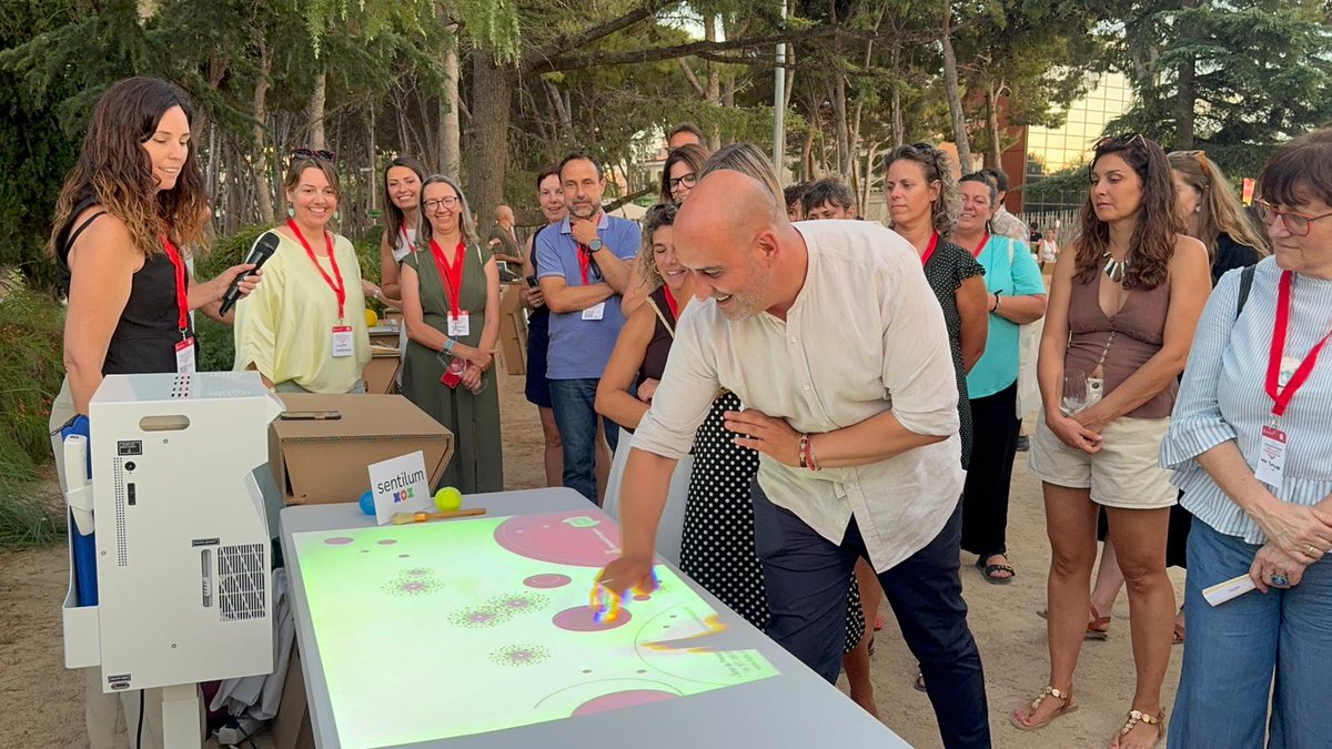 Dipta_cat's tweet photo. Un centenar de persones i 32 projectes emprenedors han exposat aquest dimecres les seves idees de negoci al Castell de #Vilaseca al Business Networking d'estiu de la @Dipta_cat. A la trobada hi ha participat el diputat Vale Pino, i ha comptat amb la col·laboració d'@AjVilaseca https://t.co/XRLrpPdSFu