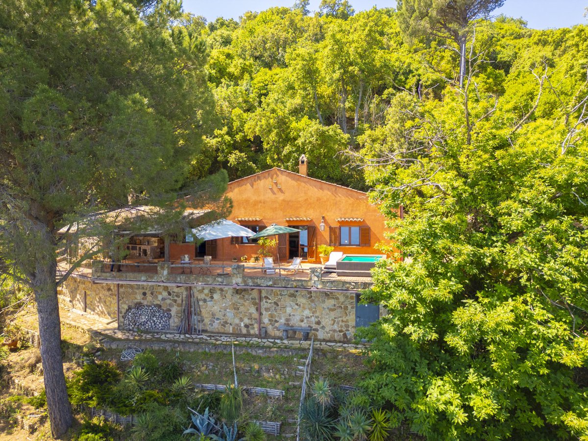 italianhouses's tweet photo. 🌊Stunning sea-view villa near #Cefalù
🏊Pool &amp; panoramic terrace
🌅Views to the #Aeolian Islands
🏡Sold fully furnished
🍕Wood-fired oven
🌿3,600m2 private grounds
💶€370,000
❓Sea-view sunsets or poolside relaxation?

https://t.co/kpKr3GWSBI
#PropertyItaly #Sicily #Palermo https://t.co/W7Omihmfe2