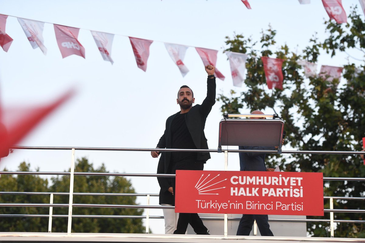 yesim_akpolat's tweet photo. Görevimi gururla devrettiğim seçilmiş, meşru İstanbul Kadın Kolları Başkanımız @haticeselli ve Gençlik Kolları Başkanımız @erdemkarachp ve yönetimleri, örgütümüzün desteğiyle görevinin başında.

Hukuksuzluğa karşı Hatice Başkanın ve Erdem Başkanın yanındayız. https://t.co/D6rFkawt1M