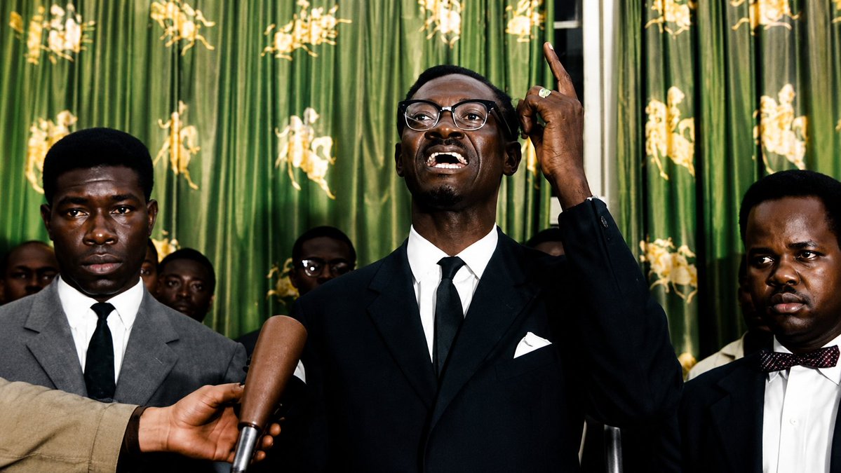 RedPlaneta2's tweet photo. #TalDíaComoHoy de 1925 nació Patrice Lumumba, líder anticolonial, fundador de la República Democrática del Congo y su primer jefe de gobierno tras la independencia de Bélgica.

Tras comenzar su actividad en el ámbito sindical defendiendo los derechos de los trabajadores congoleños frente al régimen colonial belga, comprendió que la emancipación social solo sería posible con la descolonización. En 1958 fundó el Movimiento Nacional Congoleño (MNC), una organización que aspiraba a unir al pueblo por encima de las divisiones étnicas y tribales impuestas por el colonialismo y conquistar una independencia real.

Su liderazgo fue decisivo para que el Congo obtuviera su independencia el 30 de junio de 1960 y naciera la República Democrática del Congo. Convertido en su primer primer ministro, denunció públicamente los crímenes del colonialismo belga y defendió que las inmensas riquezas del país debían ponerse al servicio de su pueblo y no de las potencias extranjeras.

Pero el imperialismo no estaba dispuesto a perder el control del Congo. Bélgica logró que el nuevo Estado heredara la deuda colonial mientras seguía controlando buena parte de la economía. Al mismo tiempo, con el apoyo de la CIA, promovió las secesiones de Katanga y Kasai del Sur para fragmentar el país y mantener el dominio sobre sus recursos estratégicos.

En septiembre de 1960, el coronel Mobutu dio un golpe de Estado respaldado por las potencias occidentales. Lumumba fue detenido, entregado a las autoridades secesionistas de Katanga con la complicidad belga y asesinado el 17 de enero de 1961.

Su muerte no acabó con su legado. Patrice Lumumba permanece como un mártir de la liberación africana, un referente del antiimperialismo y un símbolo eterno de la lucha por la soberanía, la unidad y la dignidad de los pueblos de África.