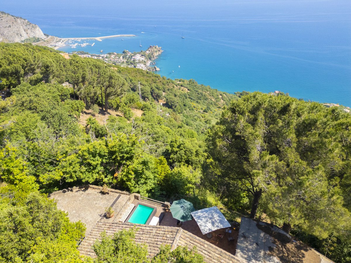italianhouses's tweet photo. 🌊Stunning sea-view villa near #Cefalù
🏊Pool &amp; panoramic terrace
🌅Views to the #Aeolian Islands
🏡Sold fully furnished
🍕Wood-fired oven
🌿3,600m2 private grounds
💶€370,000
❓Sea-view sunsets or poolside relaxation?

https://t.co/kpKr3GWSBI
#PropertyItaly #Sicily #Palermo https://t.co/W7Omihmfe2