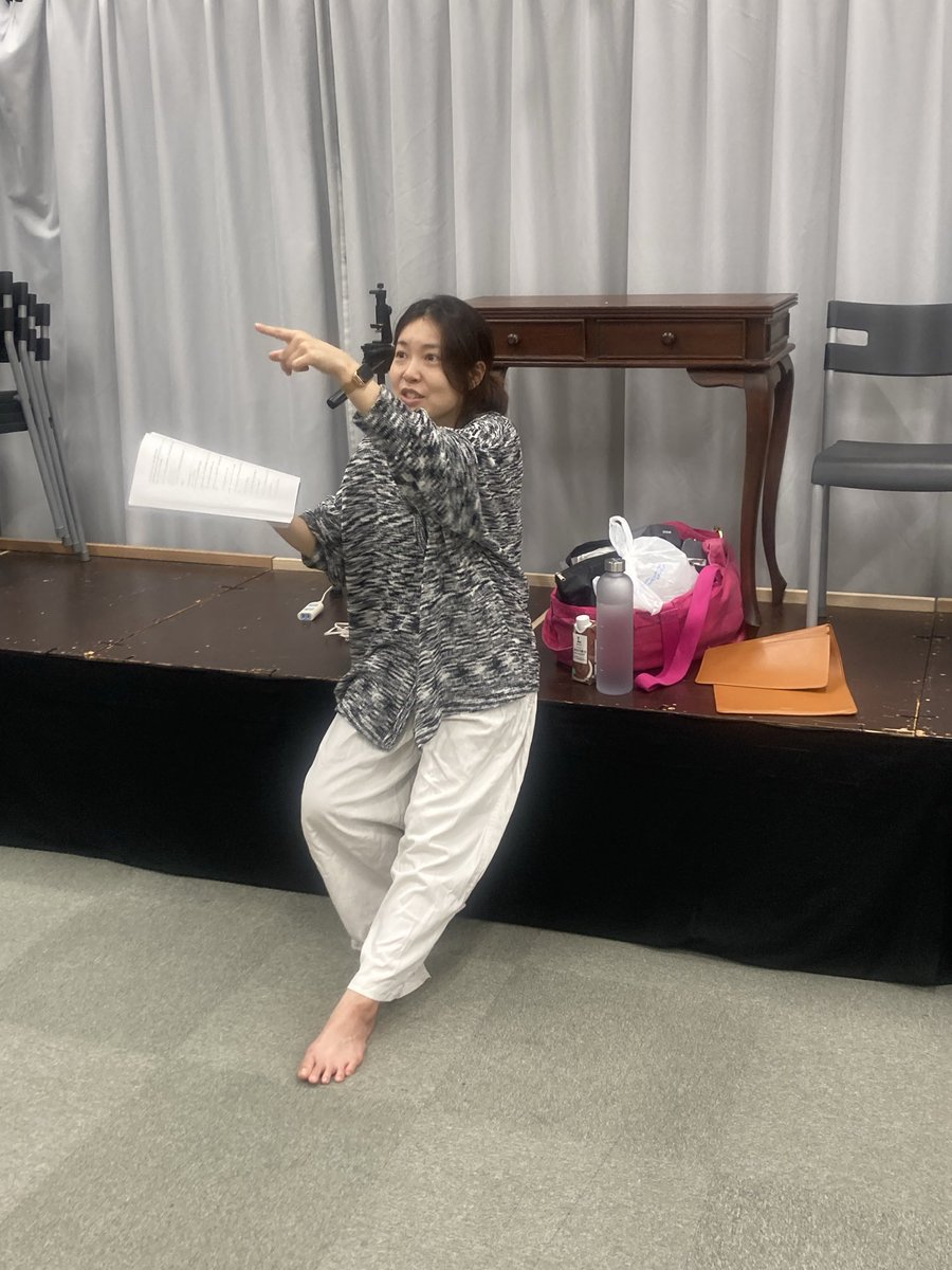 prayers_pra's tweet photo. 今日は先生が出張に行ってたので自分達での稽古になりました。　
引き続き、体使ってます💦
コレが難しいんだなぁ😂
ちょっとずつ埋まってきてるね、頑張ろう💪

劇団員の陽子さんからクッキーの差し入れも置いてありました😋ありがたいっ‼️
美味しく頂きました🙏
#プラクティス https://t.co/hlDtwfuSe4