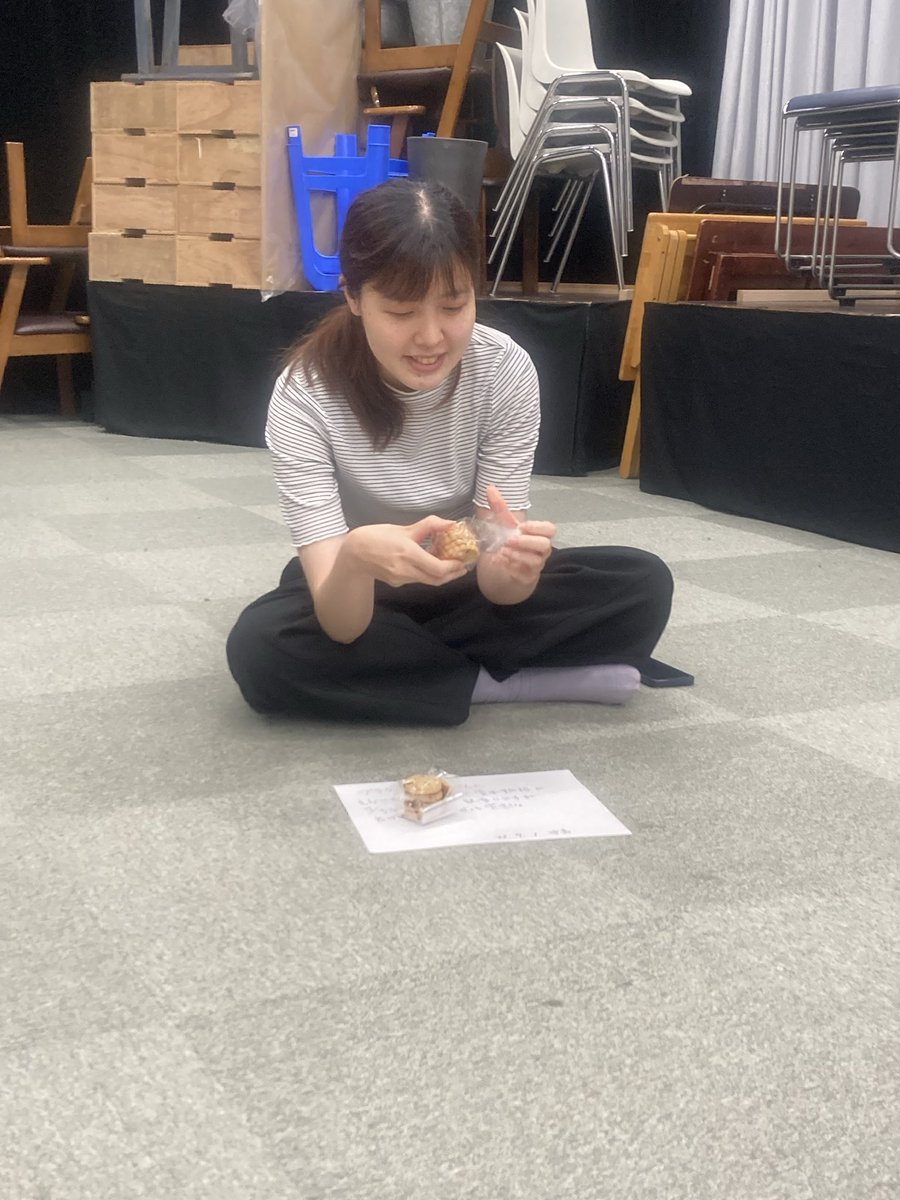 prayers_pra's tweet photo. 今日は先生が出張に行ってたので自分達での稽古になりました。　
引き続き、体使ってます💦
コレが難しいんだなぁ😂
ちょっとずつ埋まってきてるね、頑張ろう💪

劇団員の陽子さんからクッキーの差し入れも置いてありました😋ありがたいっ‼️
美味しく頂きました🙏
#プラクティス https://t.co/hlDtwfuSe4